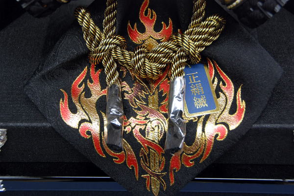 京華作 芳寿 彫金盛り上げ貫前型兜 収納飾