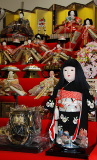七段飾の雛人形と一緒に飾られた市松人形