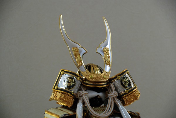 皇宸作 8号白糸白銀龍 鎧飾〔人形の和光〕五月人形 皇宸作 8号白糸白銀龍 鎧飾〔人形の和光〕五月人形