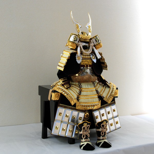 皇宸作 ８号白糸白銀龍 鎧飾〔人形の和光〕五月人形
